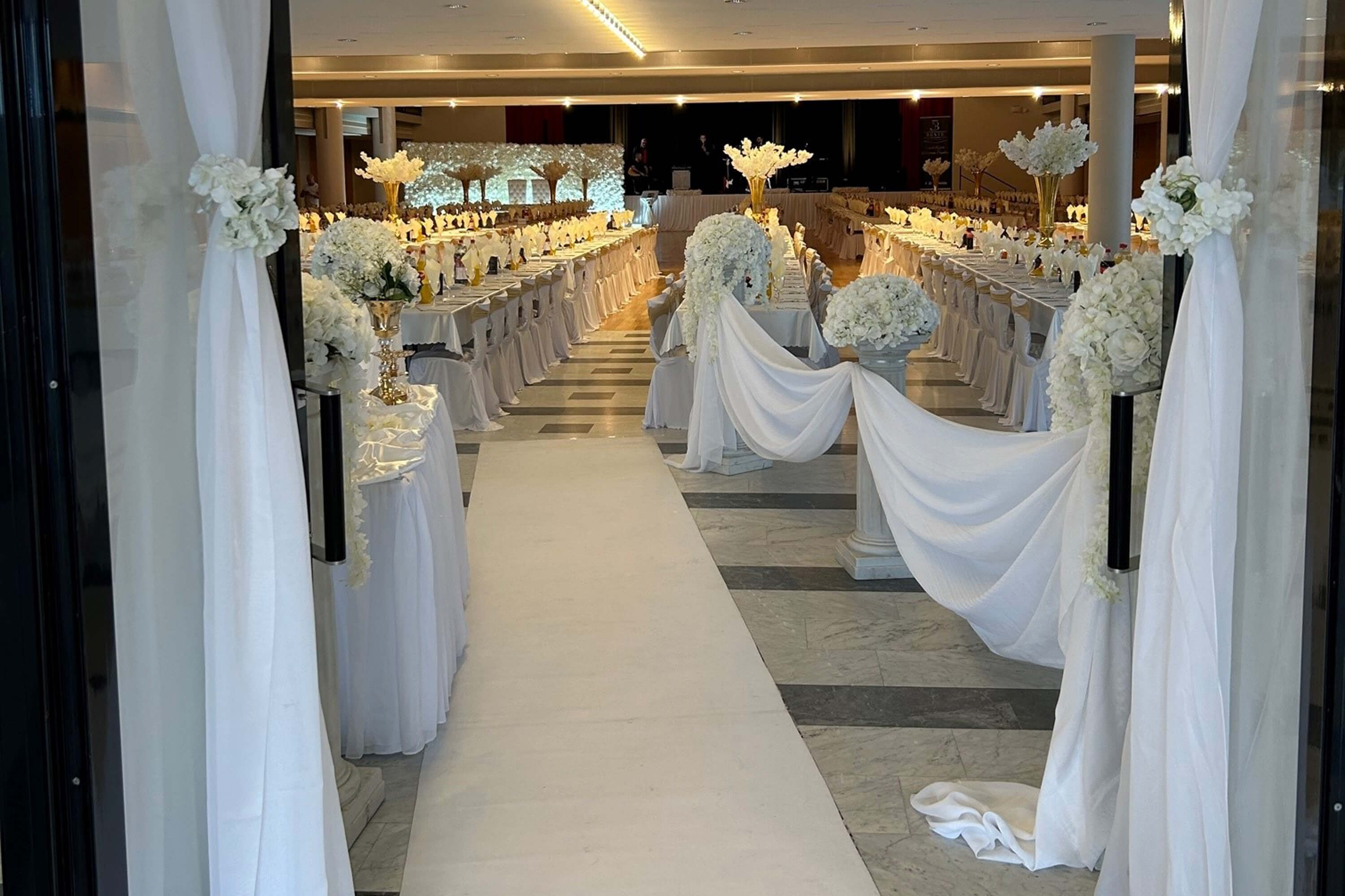 Im Forum Landquart können auch Hochzeiten gefeiert werden. Weiss dekoriertes Foyer und Saal Marschlins