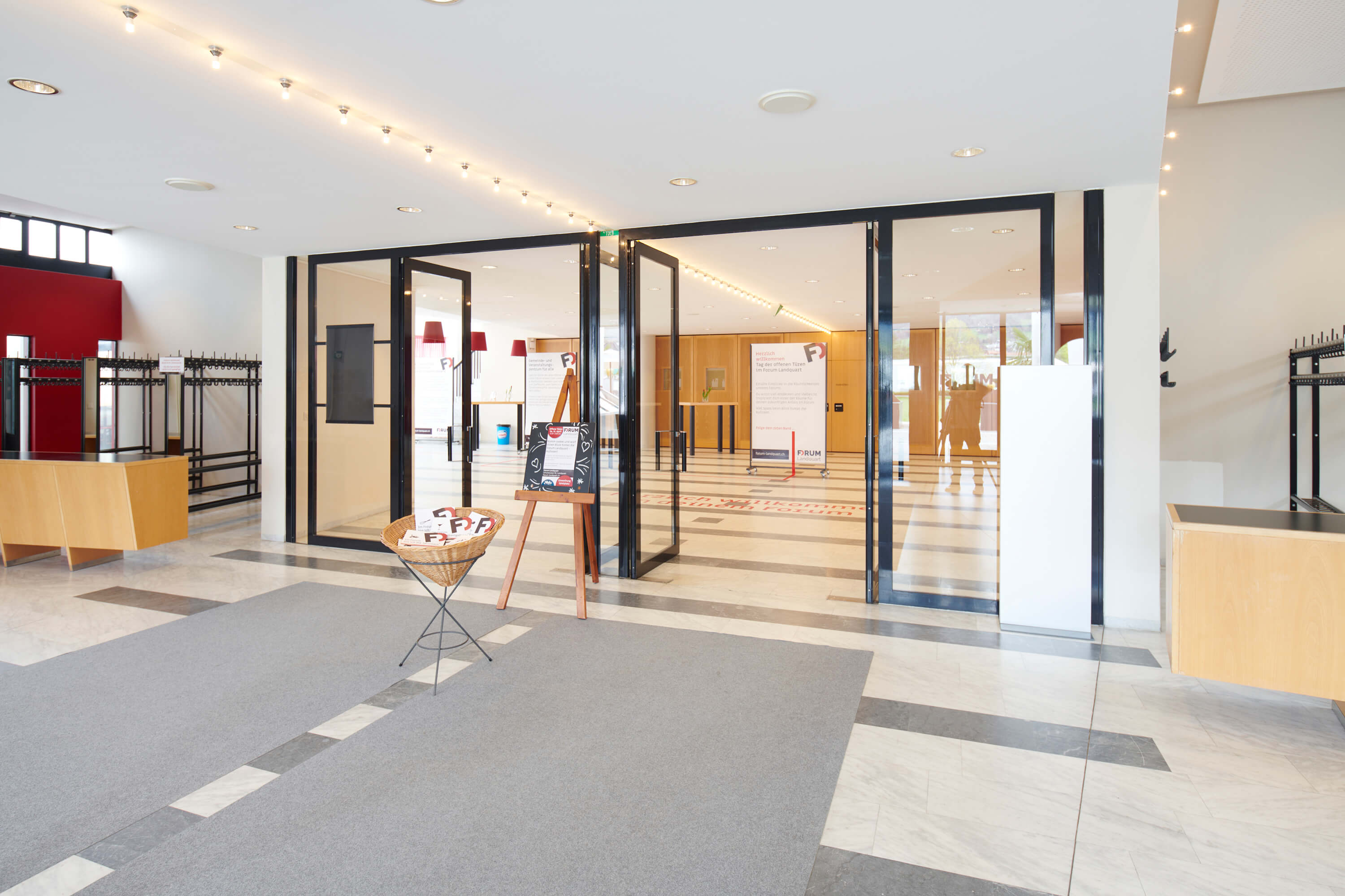Der Eingangsbereich mit Foyer im Forum Landquart - perfekt für den Empfang der Gäste